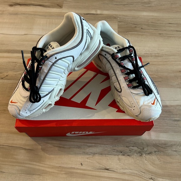 $170 Nike Air Max Tailwind IV SE Running Shoes CJ7979-100 Women’s Sz: 8.5 - Picture 2 of 8